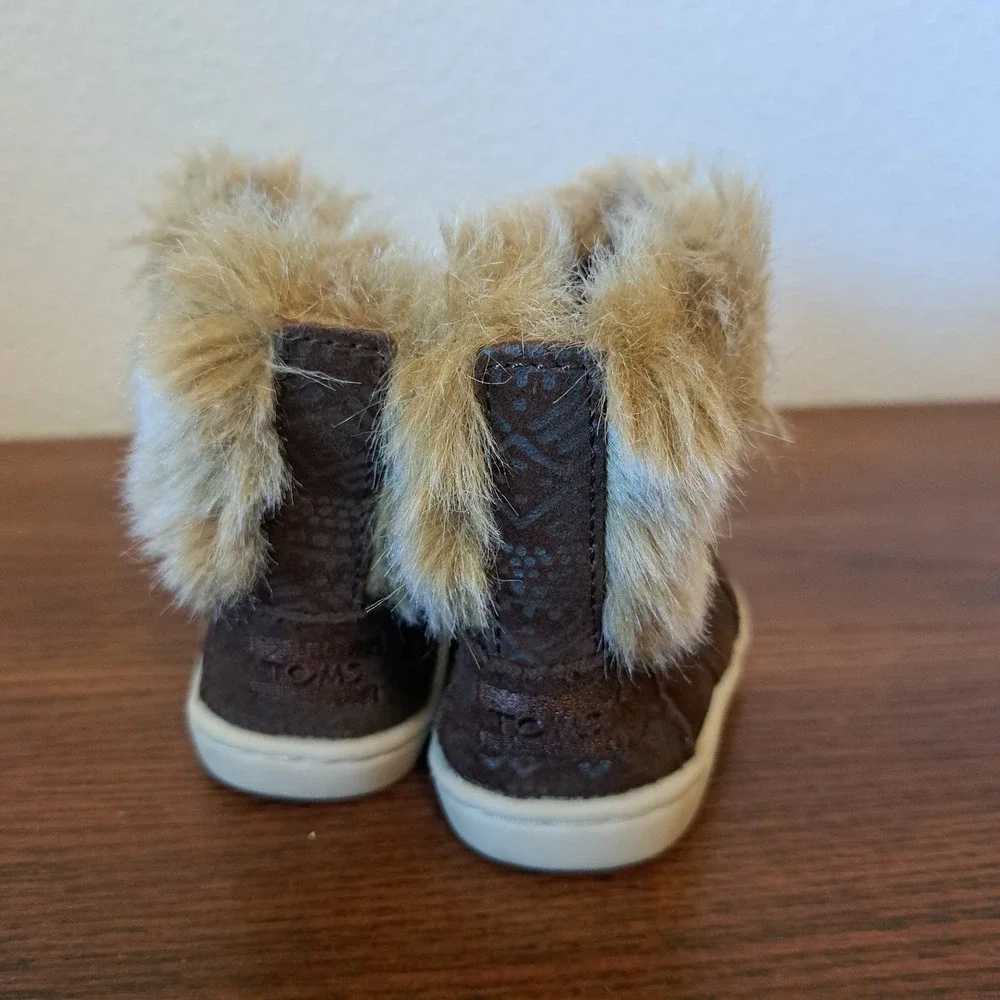 TOMS Tiny Toddler Brown Faux Fur Trim Suede Booties Size 3 10006345